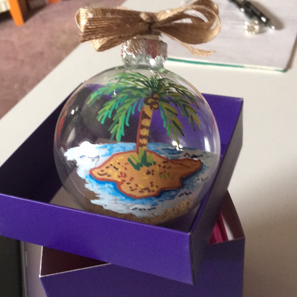 Beach ornament with tiny seashells inside